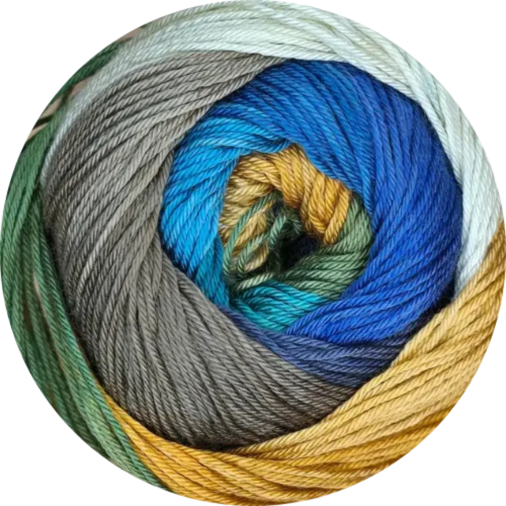 Ovillo de microfibra Petunia Batik multicolor en tonos azules, verdes, grises y dorados, textura suave y liviana.