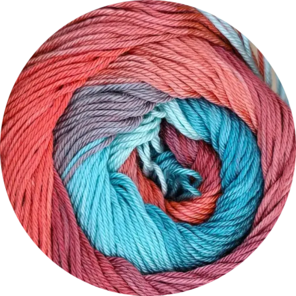Ovillo de microfibra batik multicolor degradado en tonos coral, turquesa, azul y morado, suave y liviano.