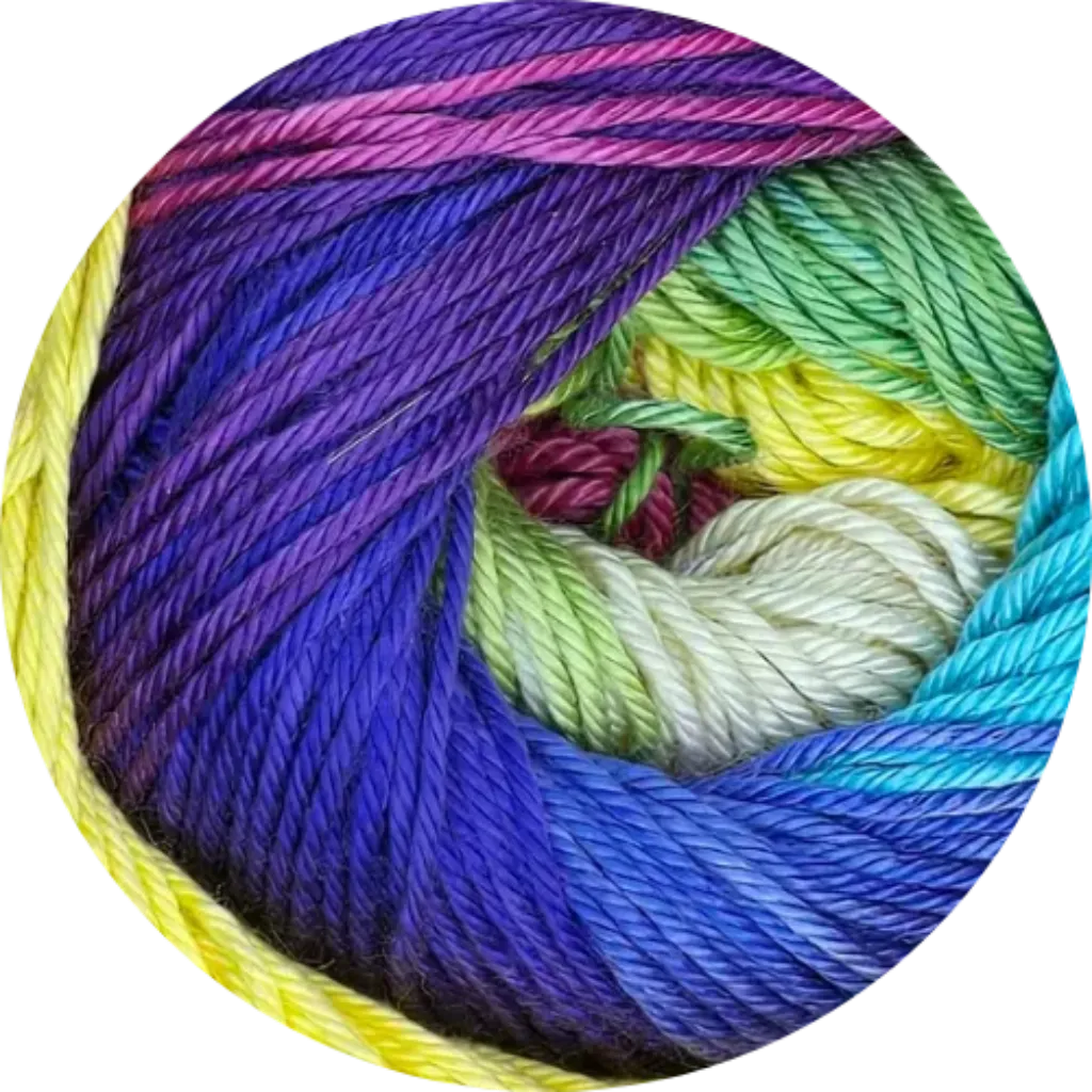 Ovillo de lana de microfibra multicolor con patron batik en tonos morado, azul, verde, amarillo, rosa y crema, textura suave.