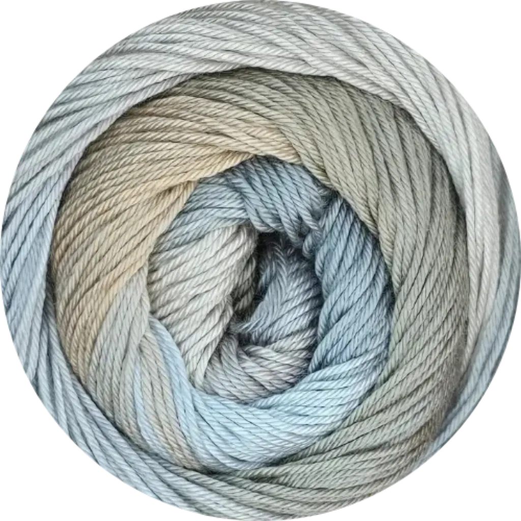 Ovillo de microfibra batik multicolor con degradado de tonos azules, beige y gris. Textura suave.