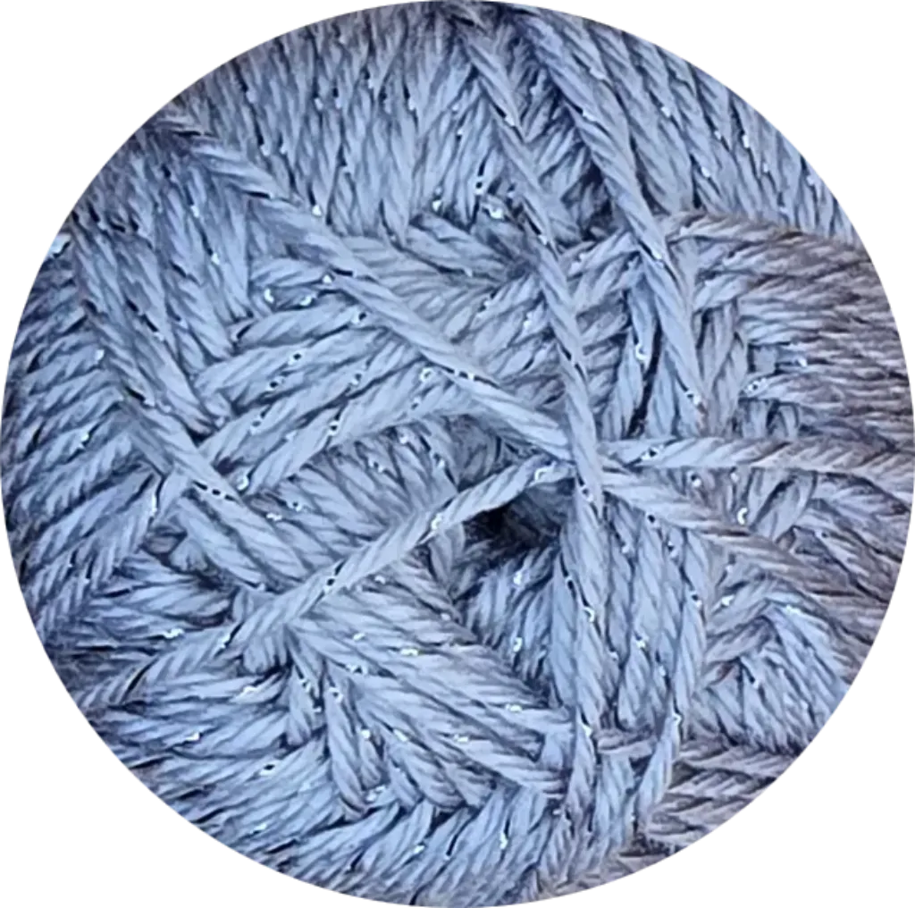 Ovillo de lana acrílica gris brillante con hilos de lurex plateado, textura suave y destellos sutiles para tejidos.