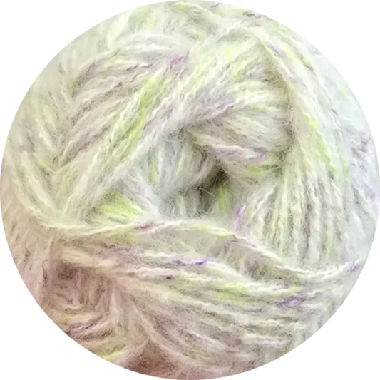 Ovillo de hilado matizado 100% poliéster en tonos pastel de blanco, verde lima y lila, textura suave y esponjosa.
