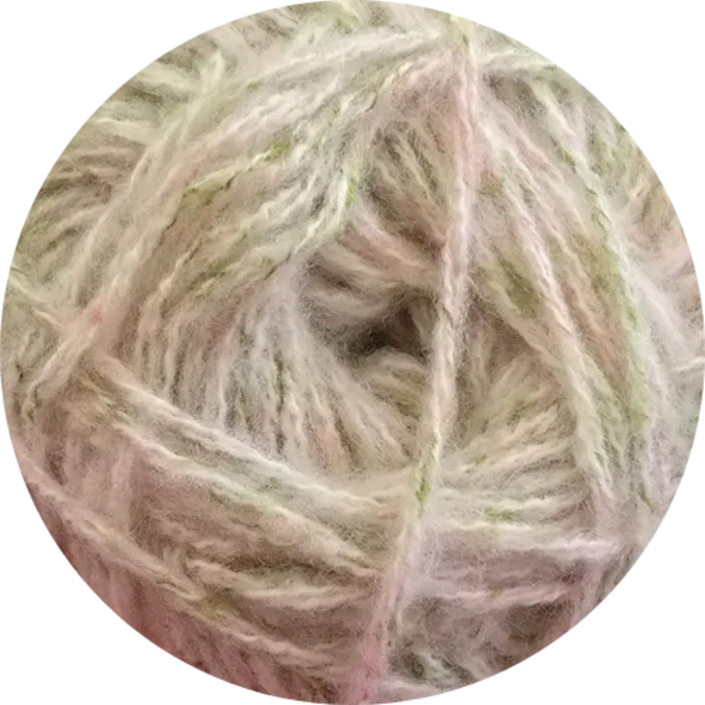 Ovillo de hilo matizado de poliester en tonos pastel de blanco, rosa claro y verde palido, textura suave y esponjosa.