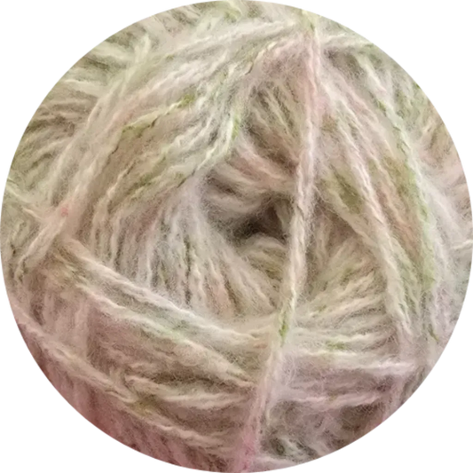 Ovillo de hilo matizado de poliester en tonos pastel de blanco, rosa claro y verde palido, textura suave y esponjosa.