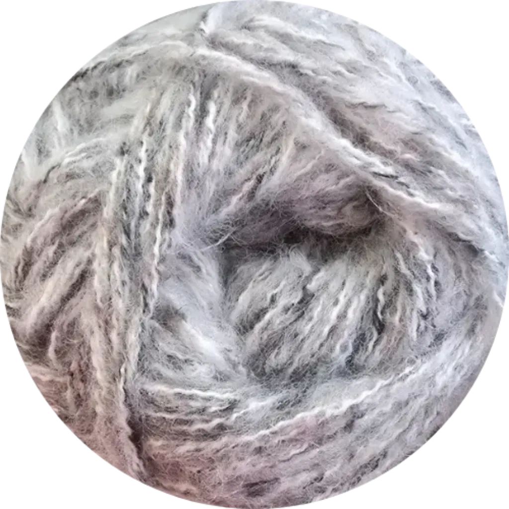 Ovillo de poliester Samantha Reginella matizado en tonos gris y blanco, con textura suave y esponjosa.