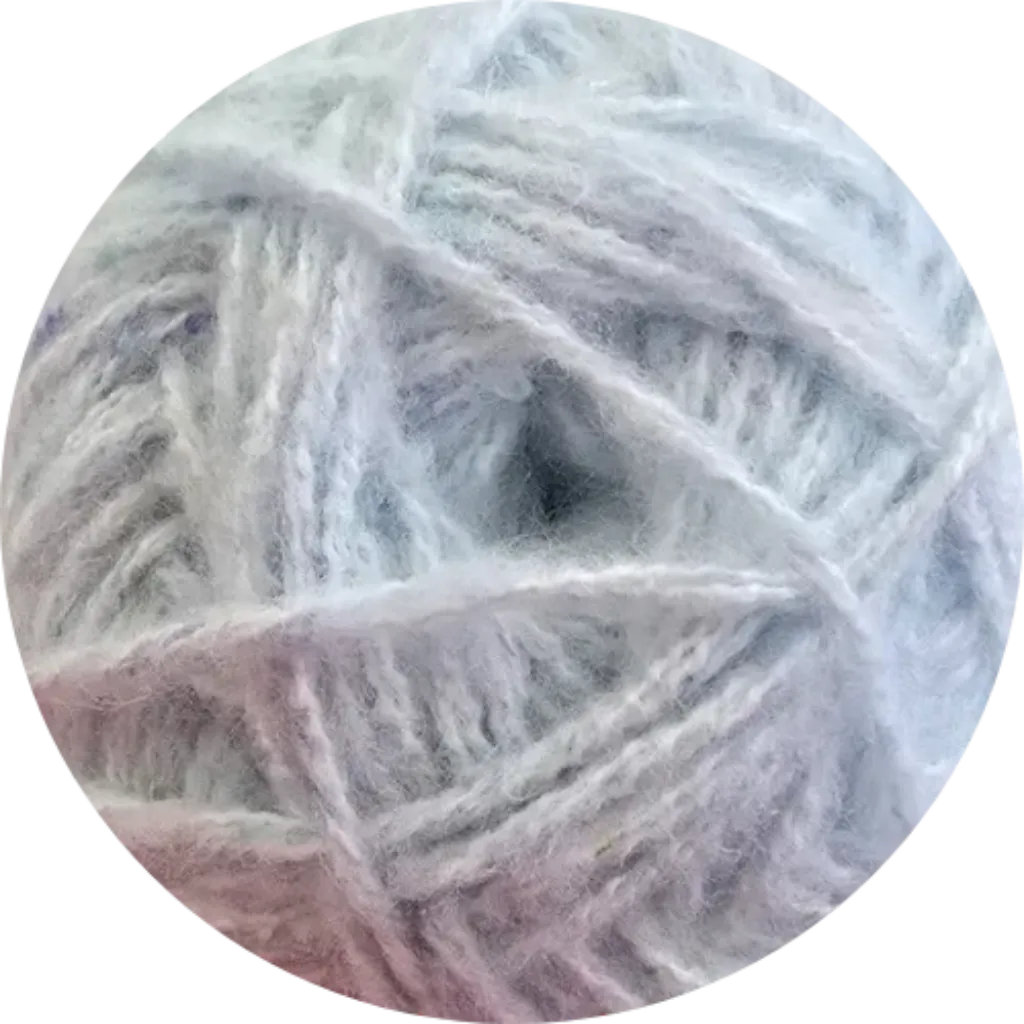 Ovillo de hilo matizado 100% poliéster, tonos celestes, grises y lila claro, textura suave para tejer.