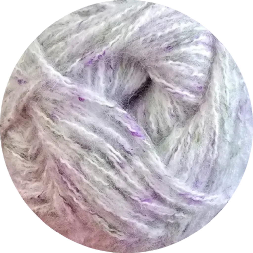Ovillo de poliester matizado gris, blanco, morado y verde, textura suave y esponjosa