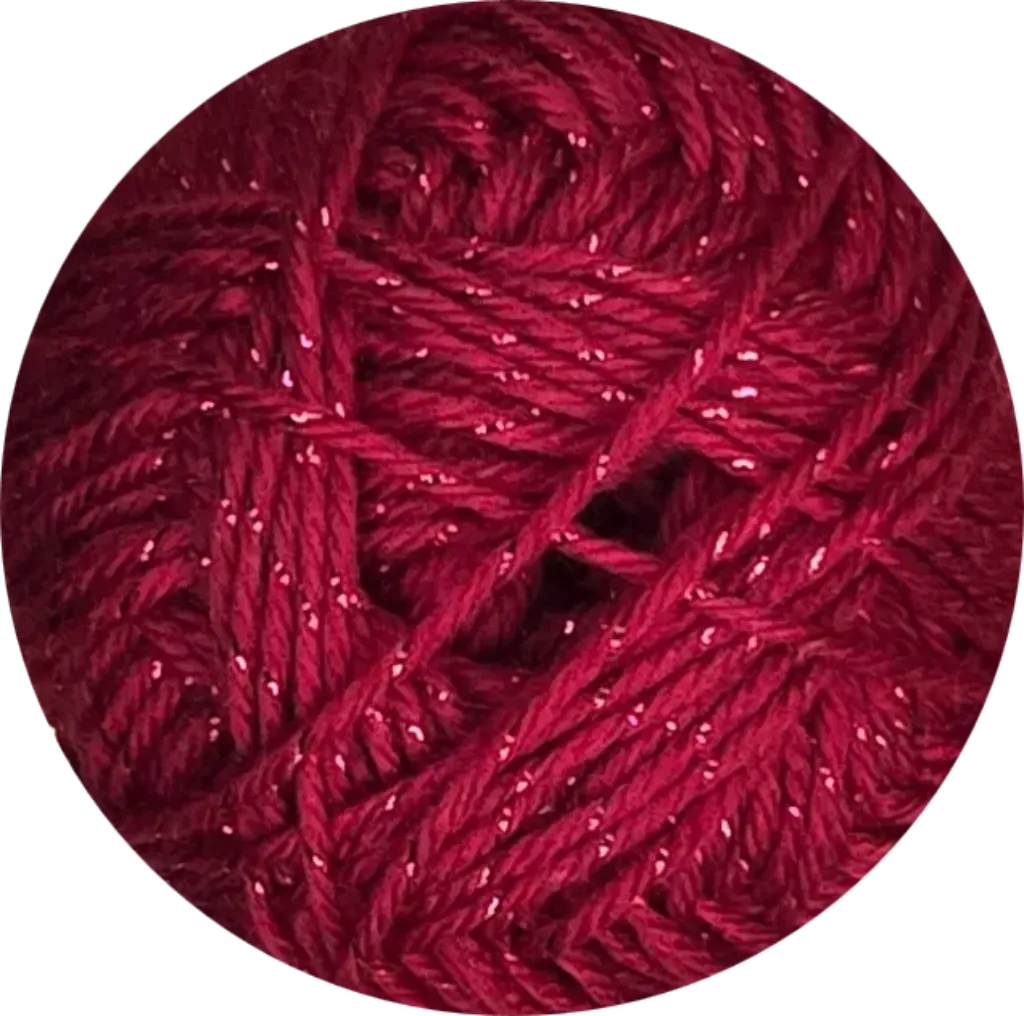 Ovillo de lana acrílica brillante color rojo intenso con destellos de lurex, ideal para tejidos con brillo.