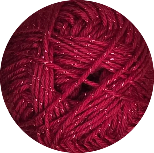 Ovillo de lana acrílica brillante color rojo intenso con destellos de lurex, ideal para tejidos con brillo.