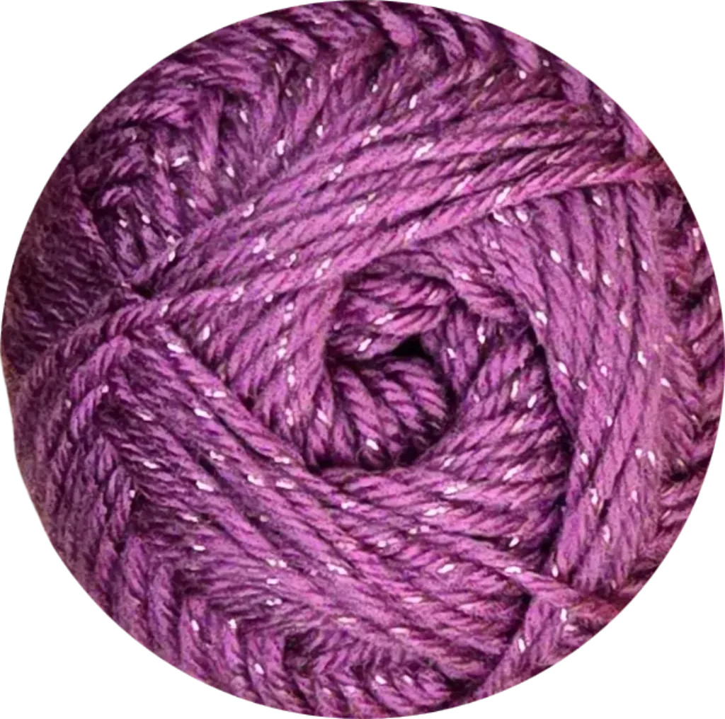 Ovillo de lana acrílica morada brillante con hebras de lurex plateado. Ideal para tejer, ganchillo y manualidades textiles.