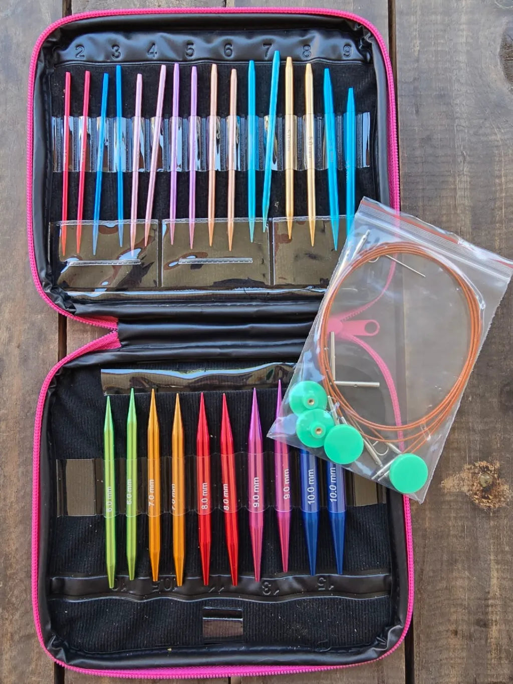 Set de palillos de tejer circulares intercambiables de aluminio en estuche rosado, incluye agujas de colores y accesorios.