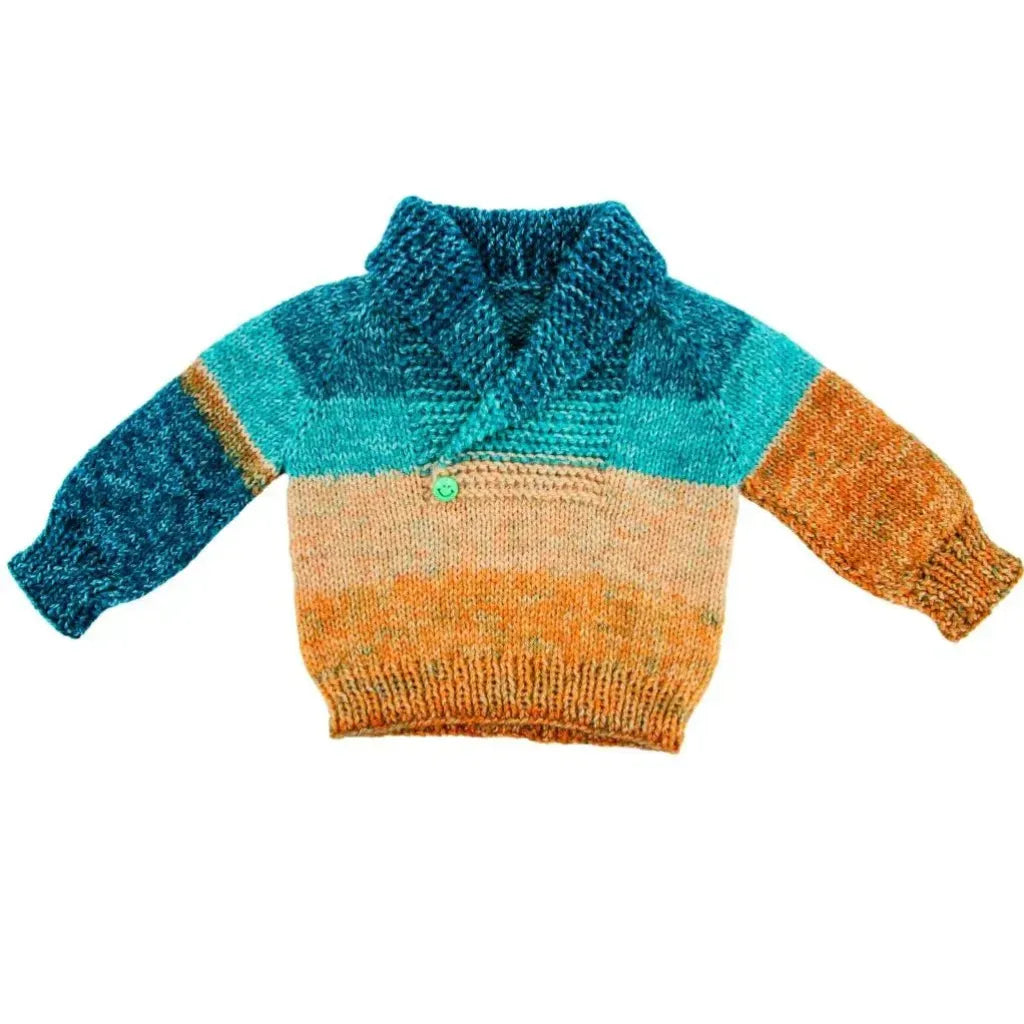 Suéter de bebé tejido a mano con rayas horizontales en tonos azules, naranjas y beige, cuello ancho y un botón verde sonriente.