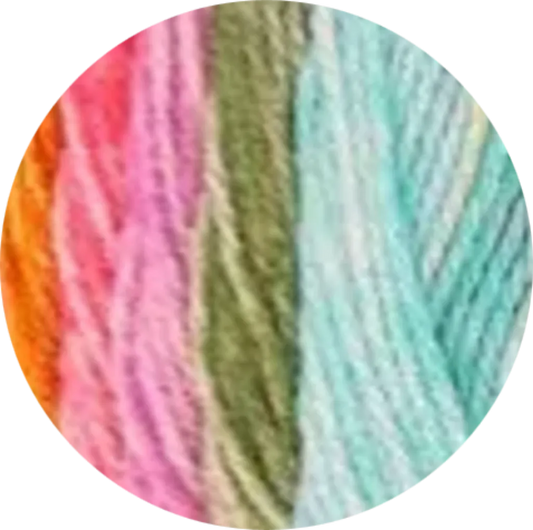 Primer plano de hebras de lana acrílica suave hipoalergénica para bebé en tonos de la paleta Sunset: naranja, rosado, verde y celeste.