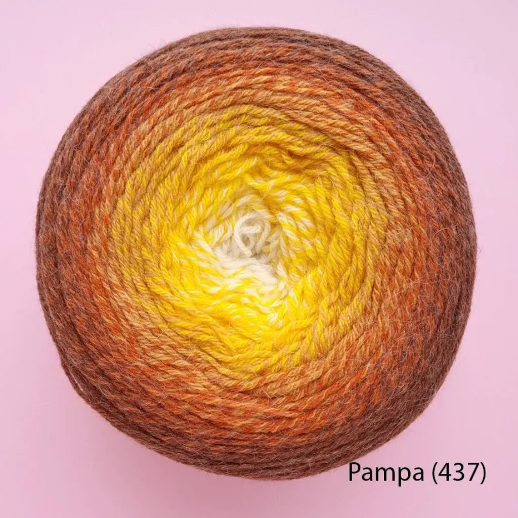 Ovillo de lana Flower Alpaca YarnArt Pampa 437 con degradado de colores amarillo, naranja y café.