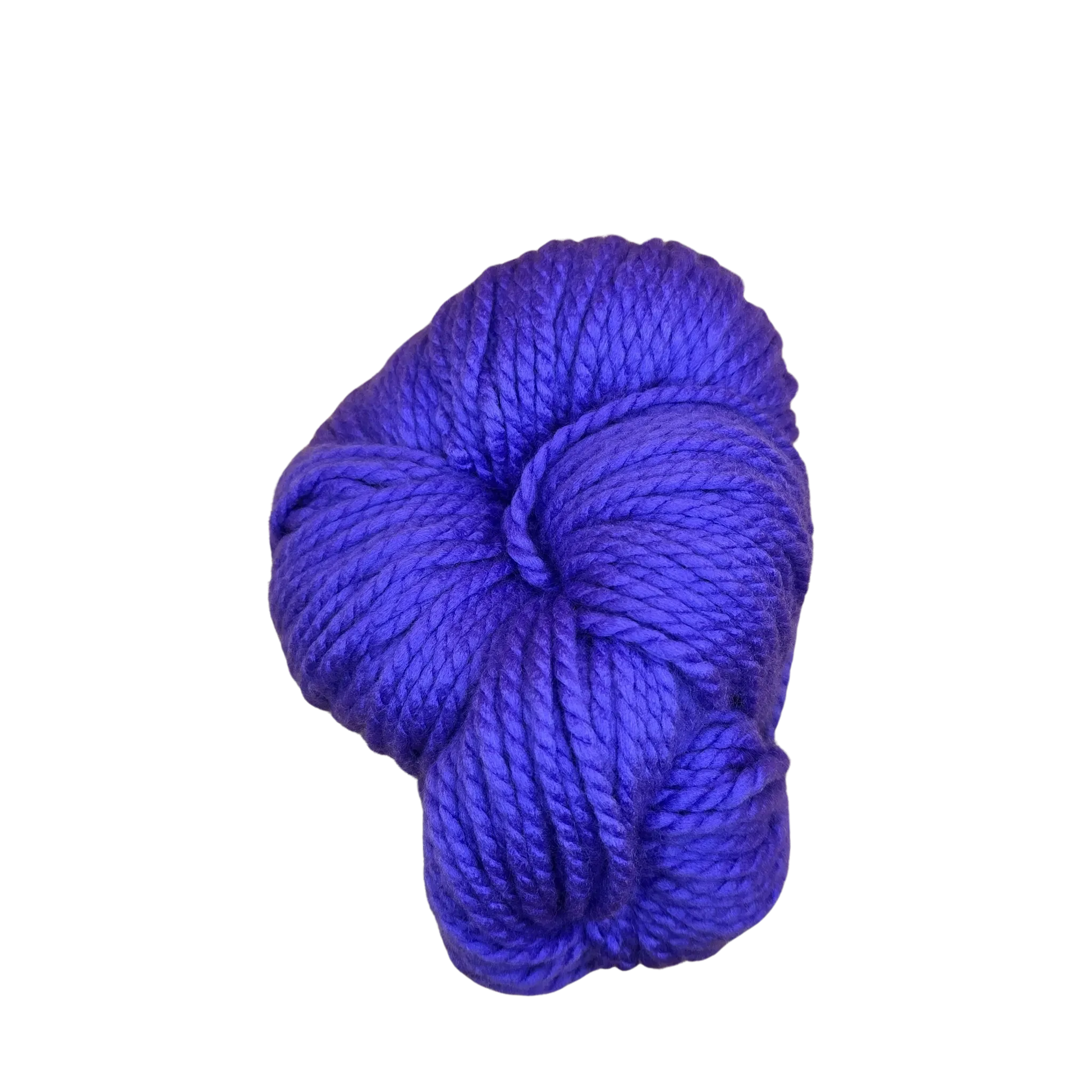 Ovillo de lana acrilica violeta intenso suave para tejer, vista de cerca con detalle de la textura gruesa.