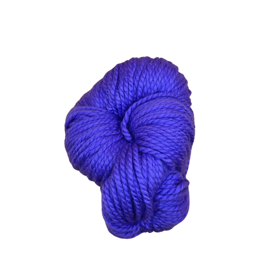 Ovillo de lana acrilica violeta intenso suave para tejer, vista de cerca con detalle de la textura gruesa.