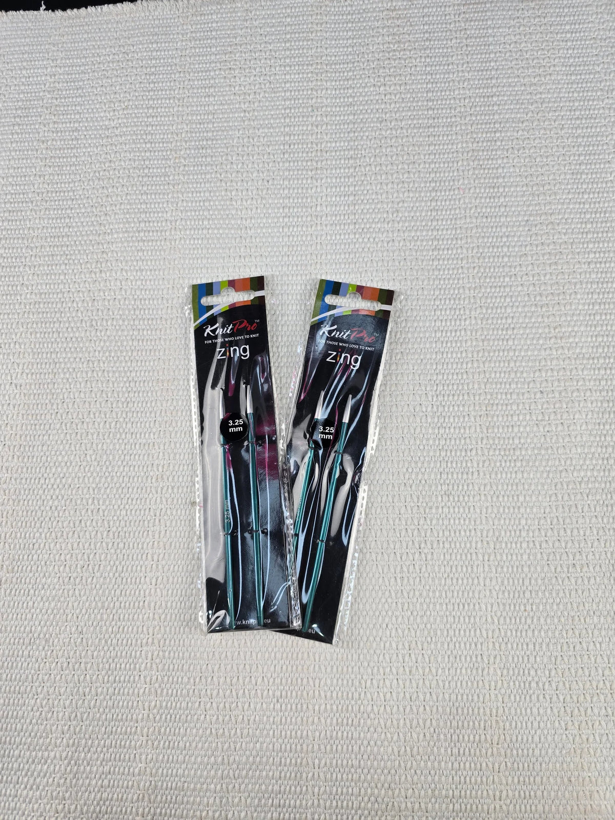Detalle de los palillos intercambiables Knit Pro Zing 3.25 mm (US3).