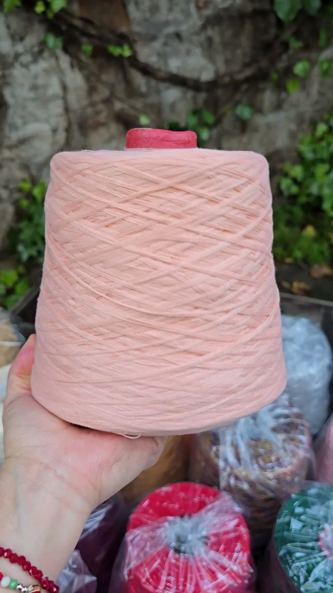 Conos Artesanales 1 kg – Algodón, Lanilla y Mezclas con Seda o Lurex – 2.000 m - Color Damasco